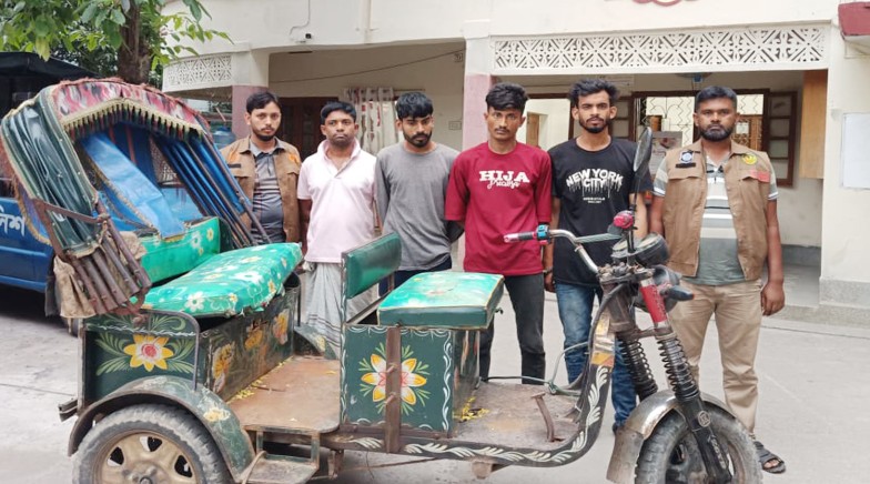 রাজশাহীতে অটোরিক্সা চালক হত্যায় গ্রেপ্তার ৪: ছিনতাইকৃত অটোরিক্সা উদ্ধার