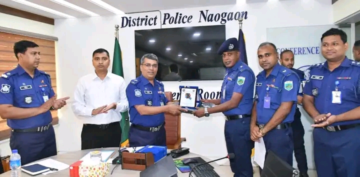 নিয়ামতপুরে চার হত্যাকাণ্ডে দ্রুত রহস্য উদঘাটনে পুরস্কার পেলেন ওসি মাহবুবুর রহমান