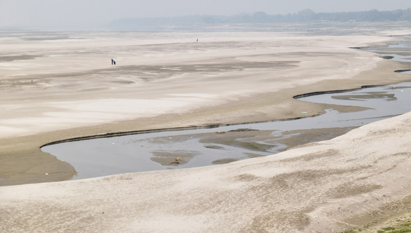 পানিশূন্য পদ্মায় চোখে পড়ে শুধু ধু-ধু বালুচর