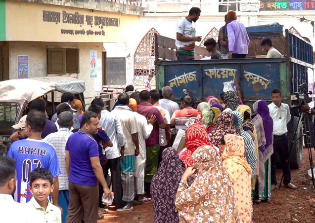 রাজশাহীতে খোলা ট্রাকে টিসিবির স্বল্পমূল্যের পণ্য বিক্রি শুরু