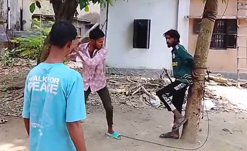 রাজশাহীতে যুবককে গাছে বেঁধে নির্যাতনের  ভিডিও ফেসবুকে ভাইরাল