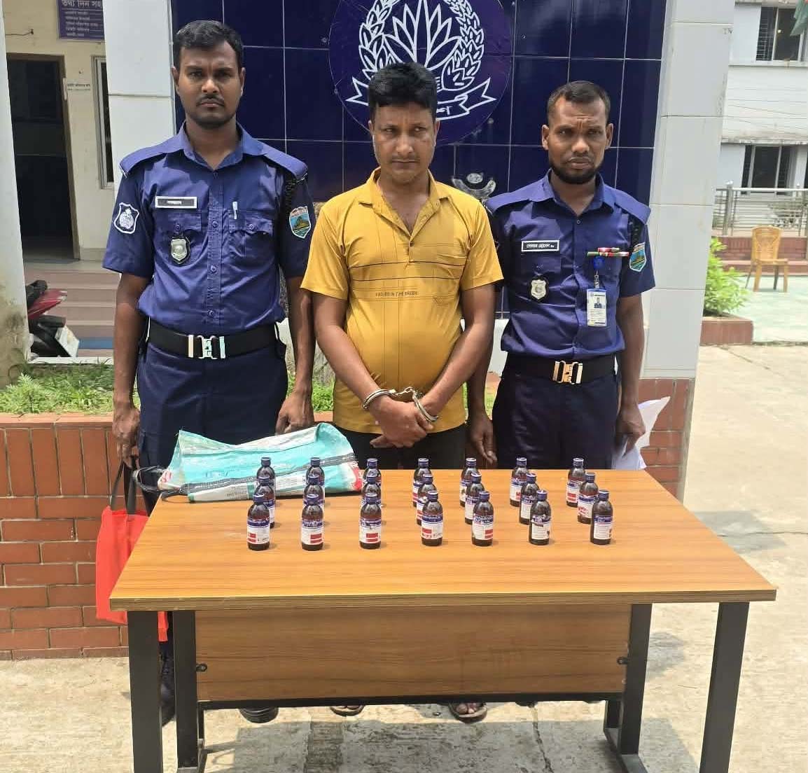 নিয়ামতপুরে ২১ বোতল ‘স্কাফ’ মাদকসহ ব্যবসায়ী গ্রেপ্তার