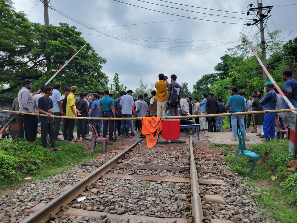 শিক্ষার্থীদের দাবি মেনে নেওয়ায় ৯ ঘণ্টা পর রেল যোগাযোগ স্বাভাবিক