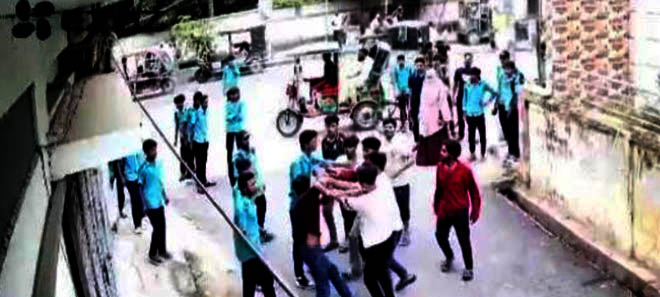 রাজশাহীতে বেপরোয়া কিশোর গ্যাং: বাড়ছে আতঙ্ক